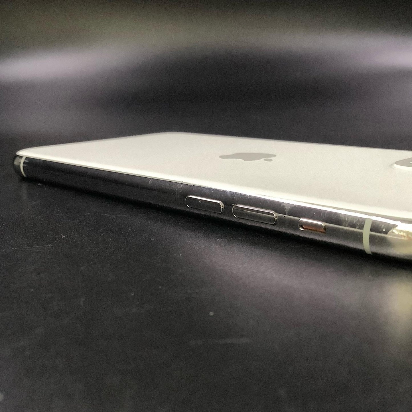【全額返金保証】【最速発送】Apple iPhone iPhone 11 Pro 256GB シルバー au 白ロム 動作確認済 74%