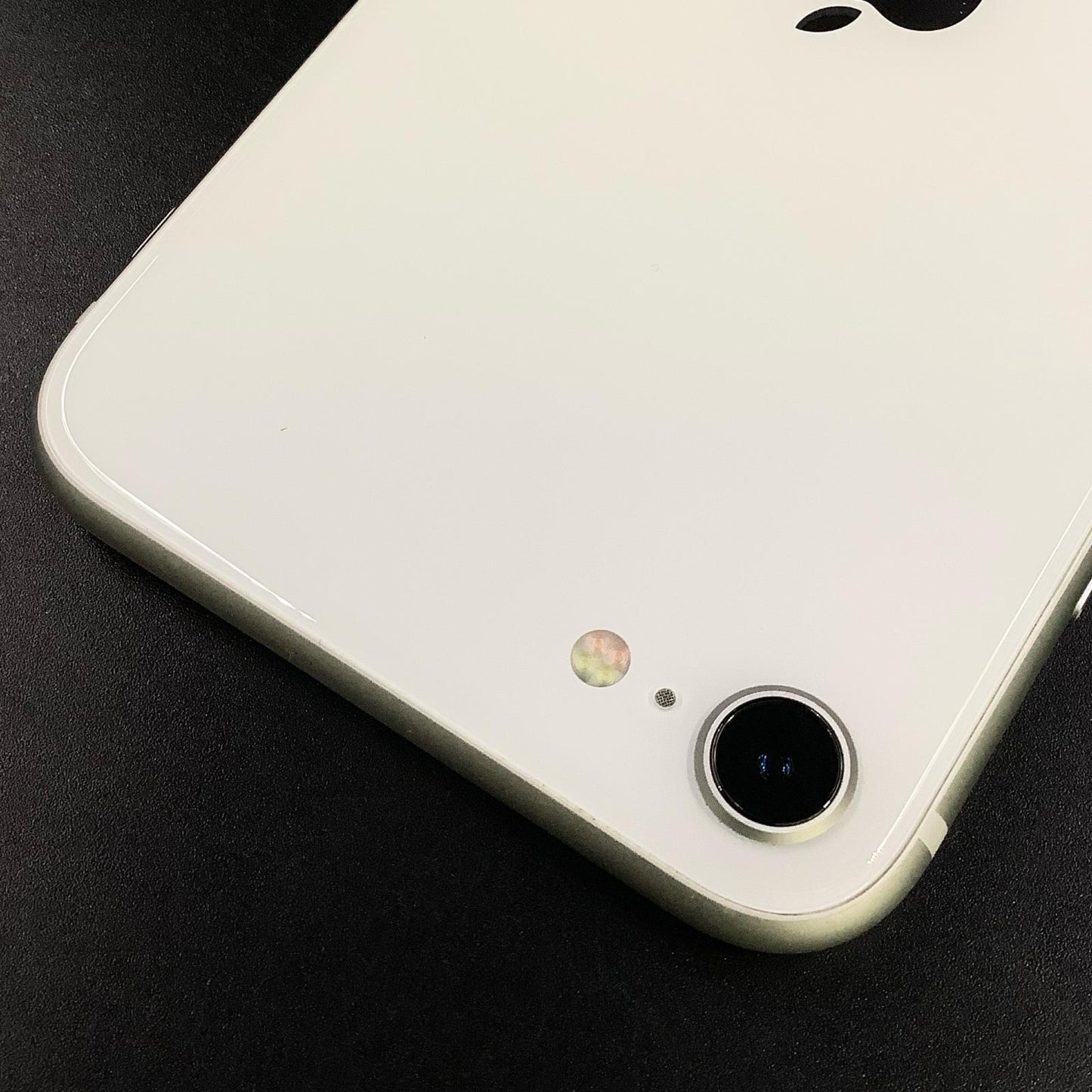 【全額返金保証】【最速発送】Apple iPhone iPhone SE（第2世代） 256GB ホワイト docomo 白ロム 動作確認済 84%