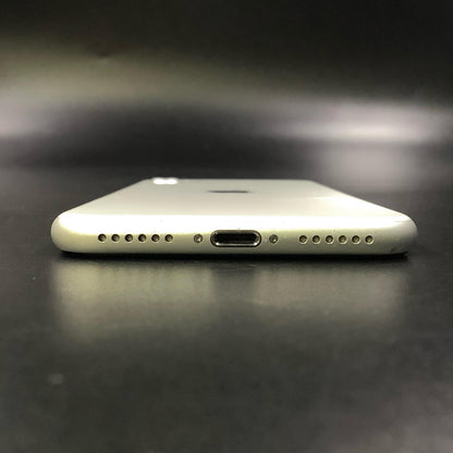 【全額返金保証】【最速発送】Apple iPhone iPhone SE（第2世代） 256GB ホワイト docomo 白ロム 動作確認済 84%