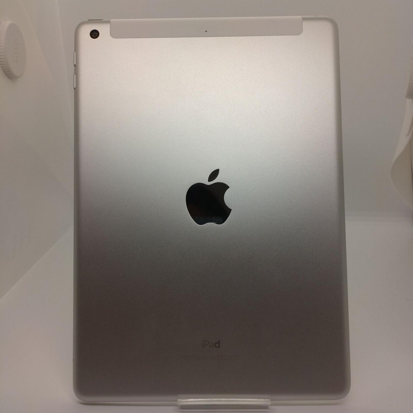 【全額返金保証】【最速発送】Apple iPad iPad 9.7インチ 第6世代 32GB シルバー WiFi+Cellular SIMフリー 白ロム 超美品 動作確認済