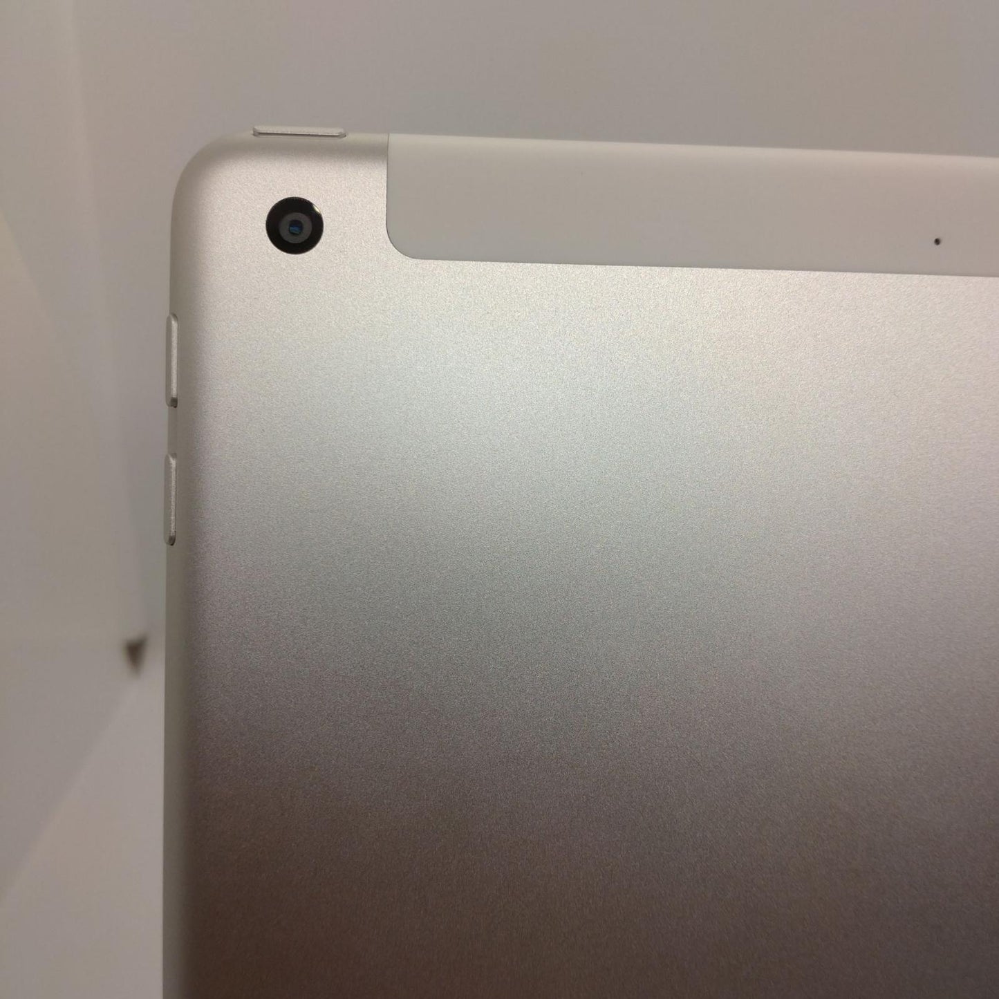 【全額返金保証】【最速発送】Apple iPad iPad 9.7インチ 第6世代 32GB シルバー WiFi+Cellular SIMフリー 白ロム 超美品 動作確認済