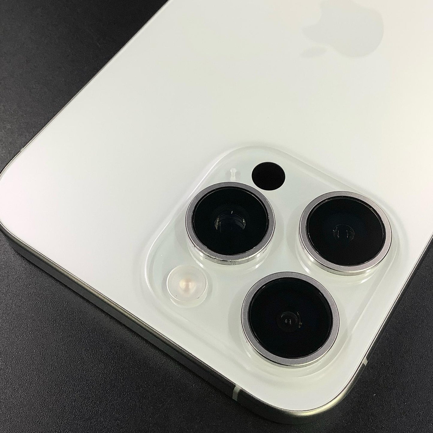 【全額返金保証】【最速発送】Apple iPhone iPhone 15 Pro Max 256GB ホワイトチタニウム docomo 動作確認済 93%