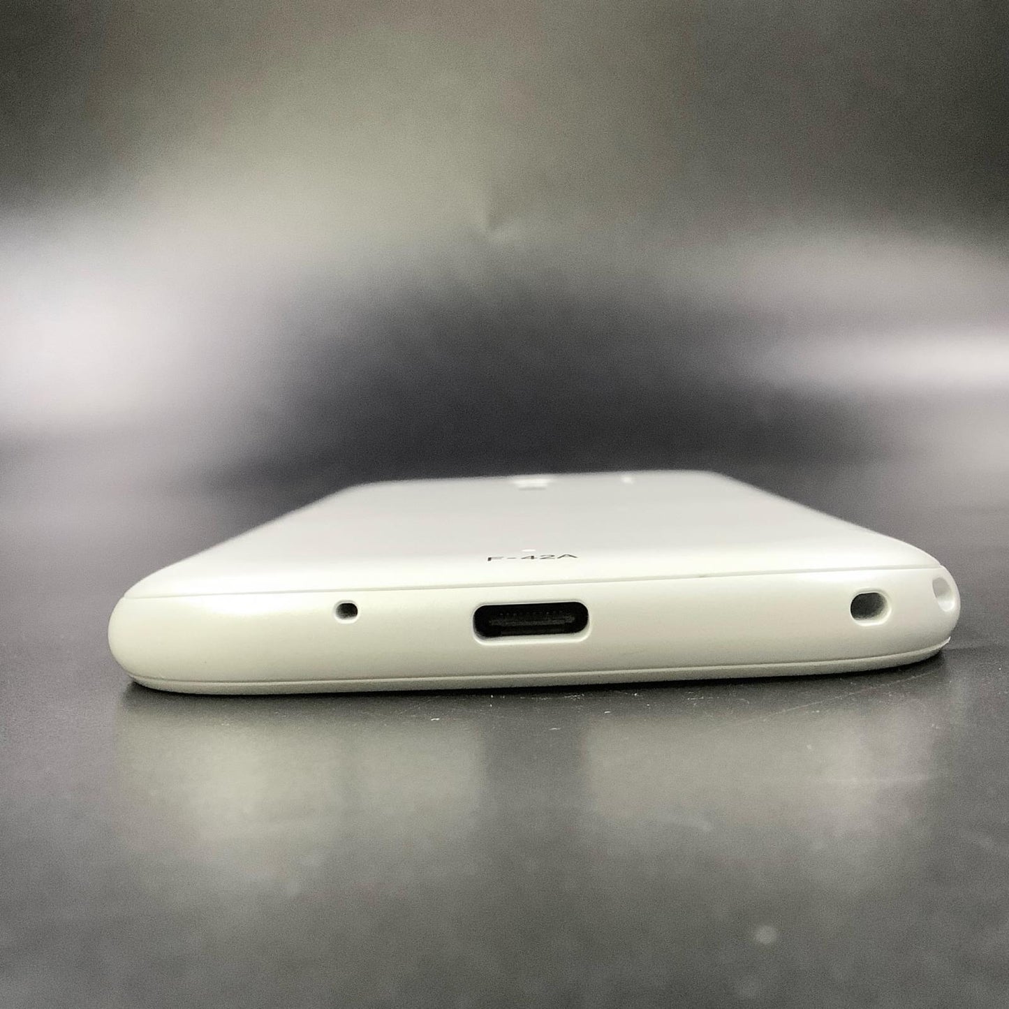 【全額返金保証】【最速発送】富士通 らくらくスマートフォン 32GB ホワイト docomo F-42A 白ロム 美品 動作確認済