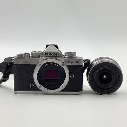 【全額返金保証】【最速発送】Nikon デジタル一眼 Z fc 16-50 VR レンズキット [シルバー] 美品 動作確認済