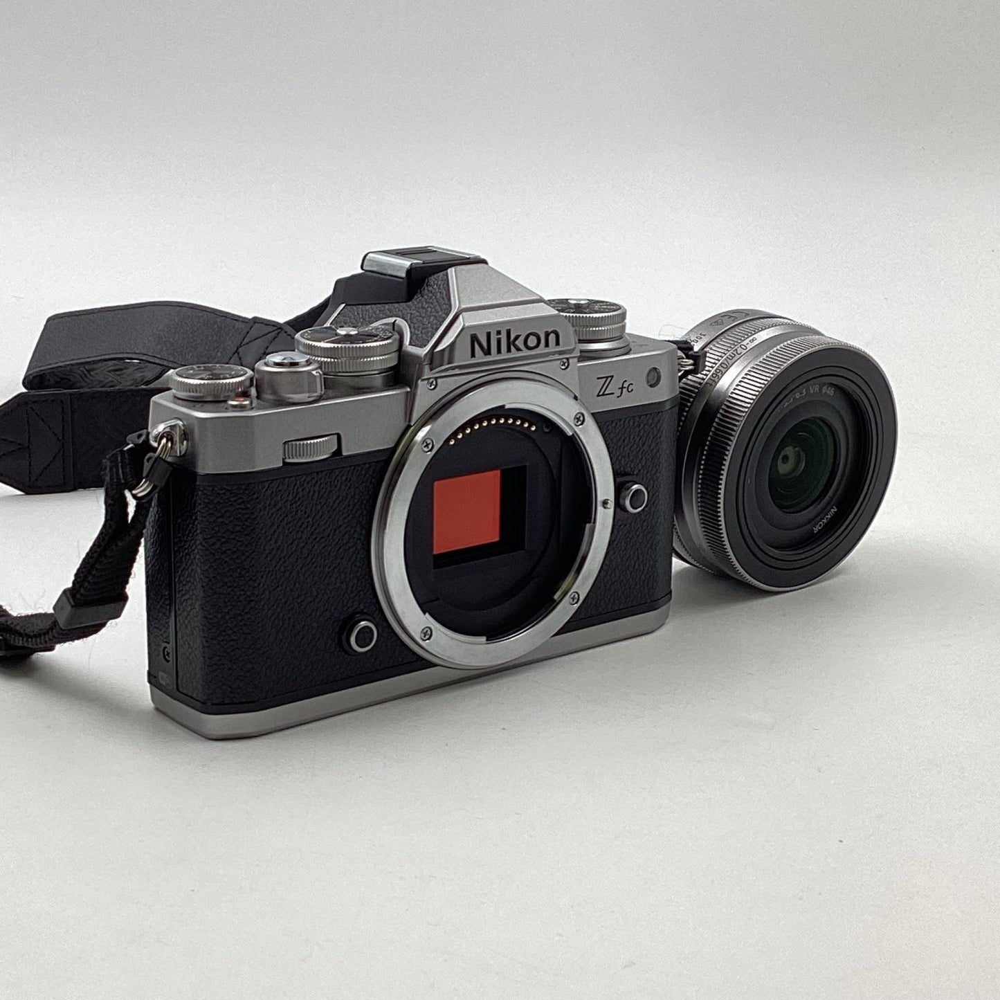 【全額返金保証】【最速発送】Nikon デジタル一眼 Z fc 16-50 VR レンズキット [シルバー] 美品 動作確認済