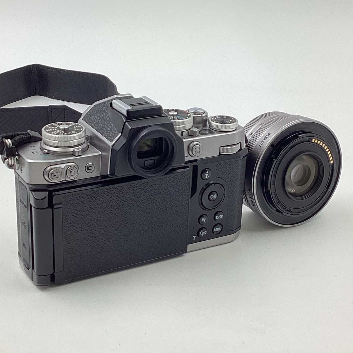 【全額返金保証】【最速発送】Nikon デジタル一眼 Z fc 16-50 VR レンズキット [シルバー] 美品 動作確認済