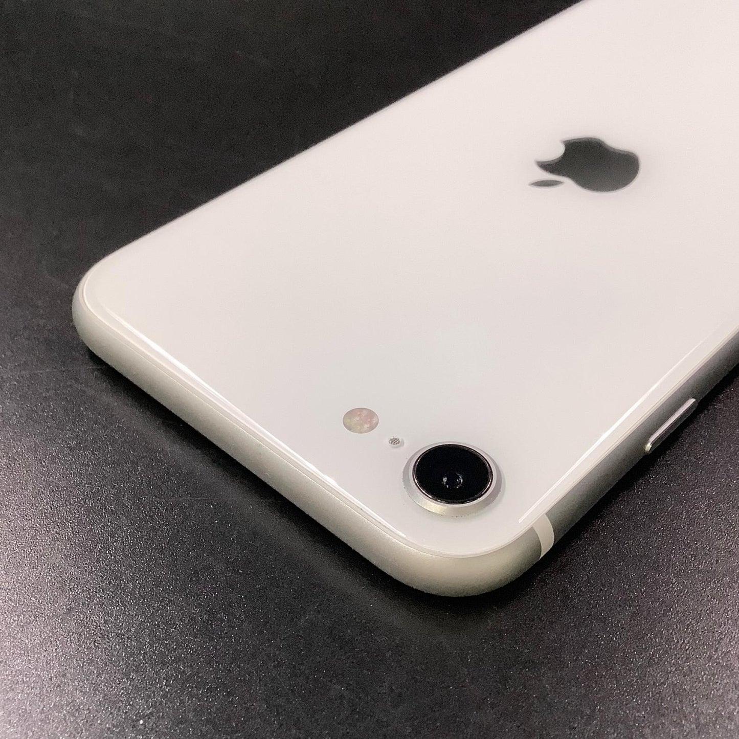 【全額返金保証】【最速発送】Apple iPhone iPhone SE（第2世代） 64GB ホワイト au 美品 動作確認済 89%