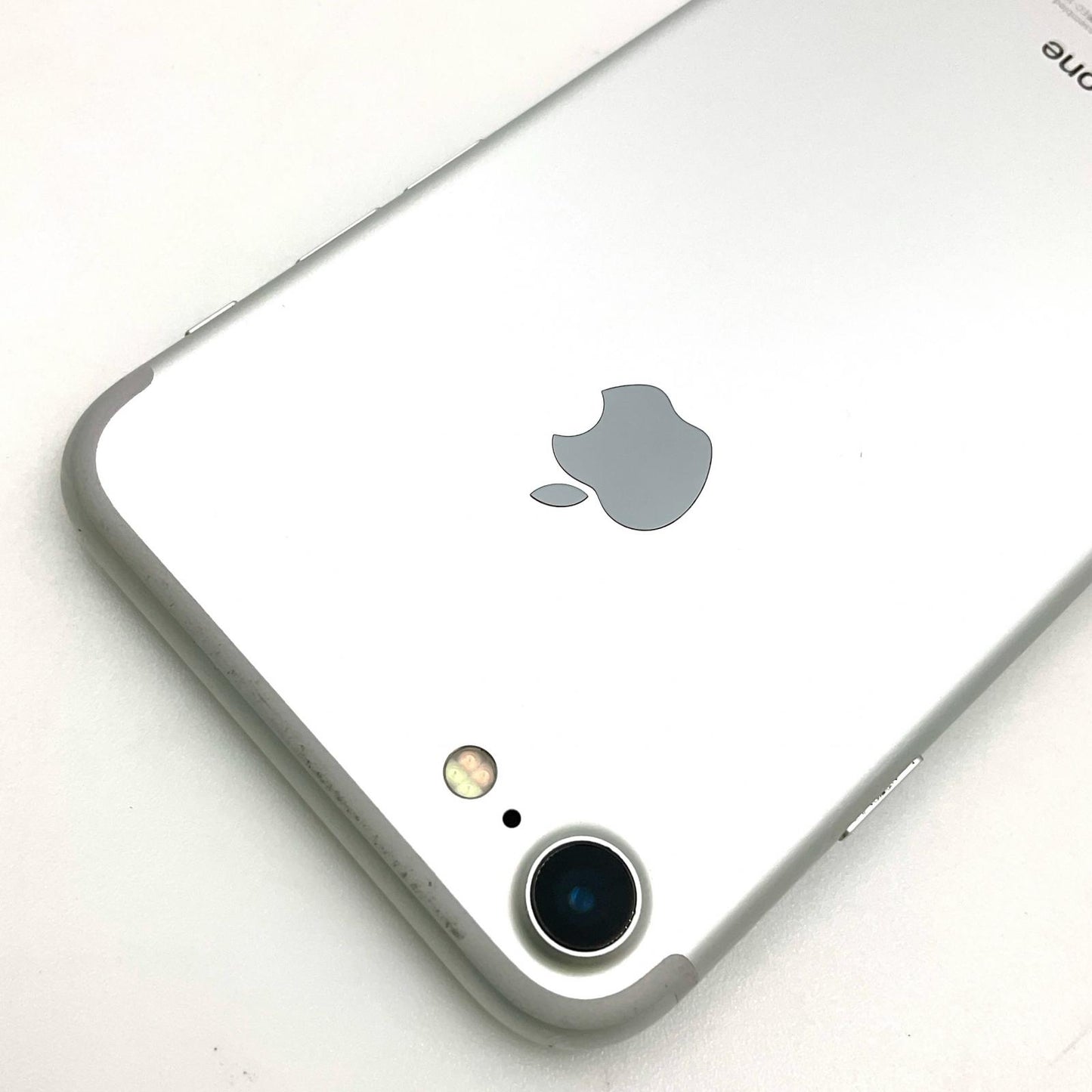 【全額返金保証】【最速発送】Apple iPhone iPhone 7 32GB シルバー docomo 白ロム 動作確認済 83%