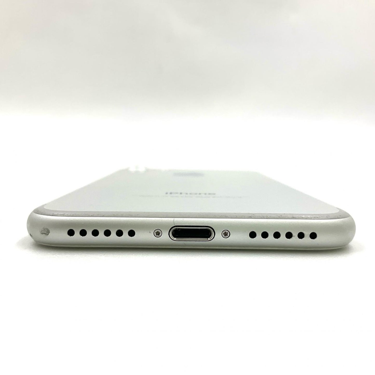 【全額返金保証】【最速発送】Apple iPhone iPhone 7 32GB シルバー docomo 白ロム 動作確認済 83%