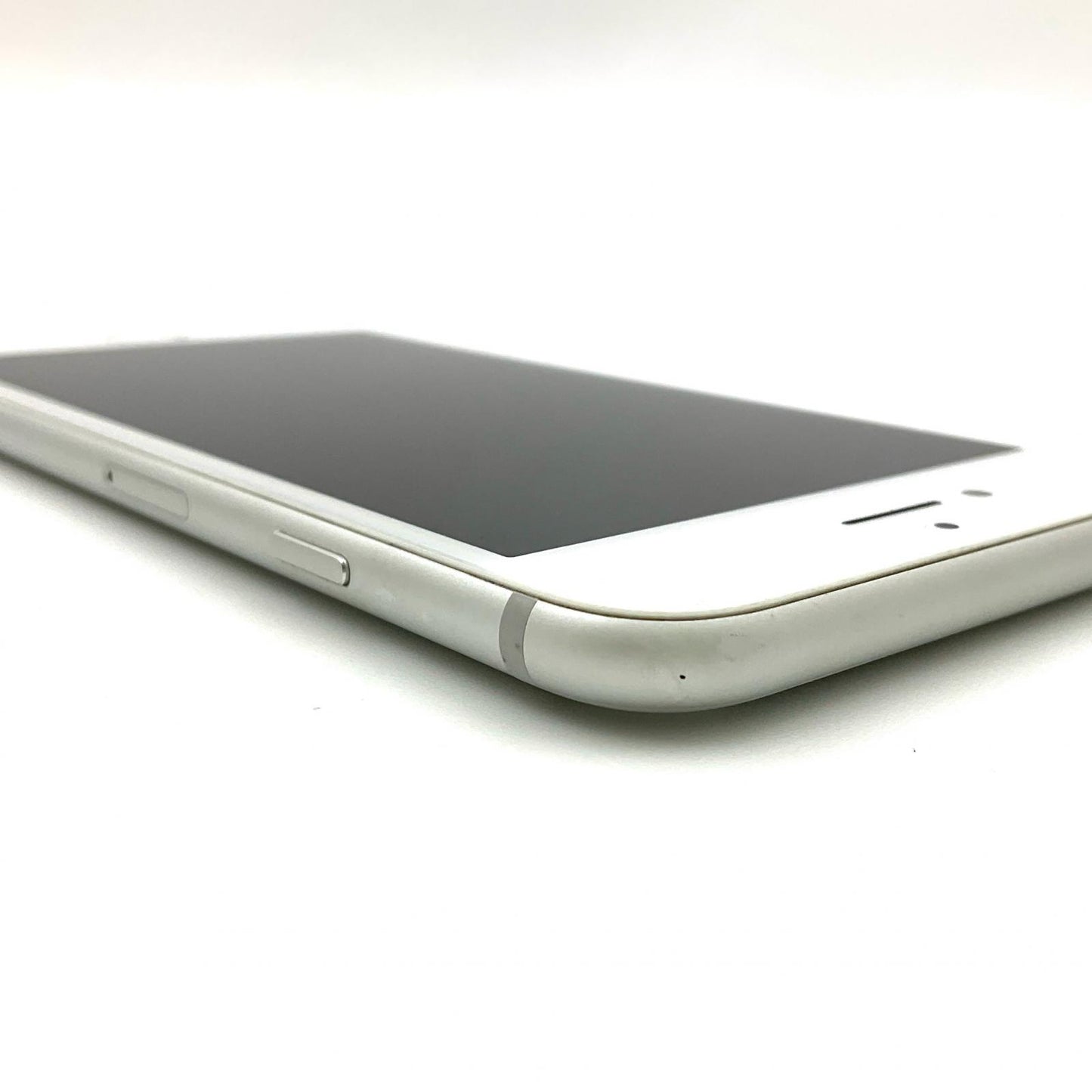 【全額返金保証】【最速発送】Apple iPhone iPhone 7 32GB シルバー docomo 白ロム 動作確認済 83%
