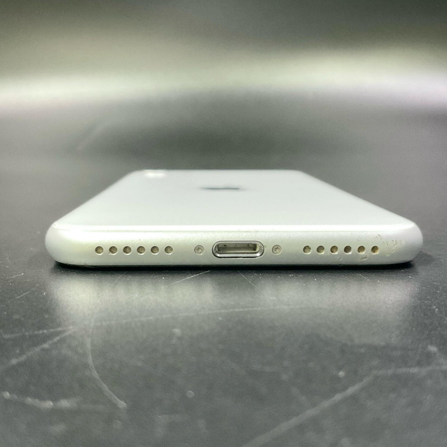 【最速発送】Apple iPhone iPhone SE（第2世代） 128GB ホワイト docomo 白ロム【難有】 83%