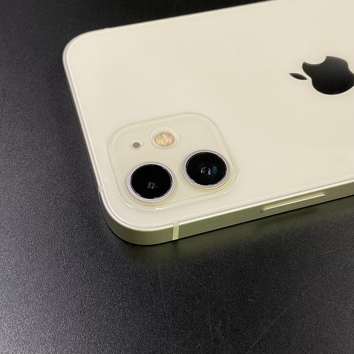 【最速発送】Apple iPhone iPhone 12 128GB ホワイト docomo 白ロム【難有】 77%