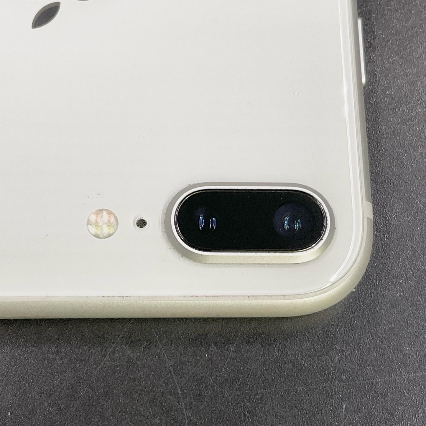 【全額返金保証】【最速発送】Apple iPhone iPhone 8 Plus 64GB シルバー au 白ロム 動作確認済 70%