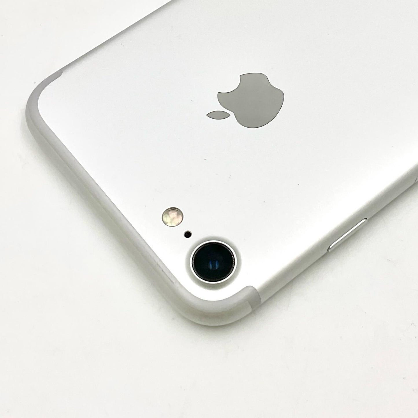 【全額返金保証】【最速発送】Apple iPhone iPhone 7 32GB シルバー au SIMフリー 白ロム 美品 動作確認済 86%
