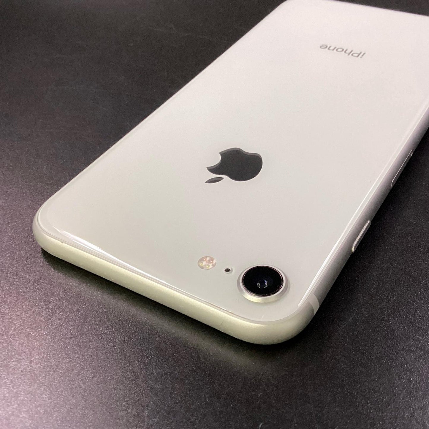 【全額返金保証】【最速発送】Apple iPhone iPhone 8 64GB シルバー docomo 白ロム 動作確認済 76%