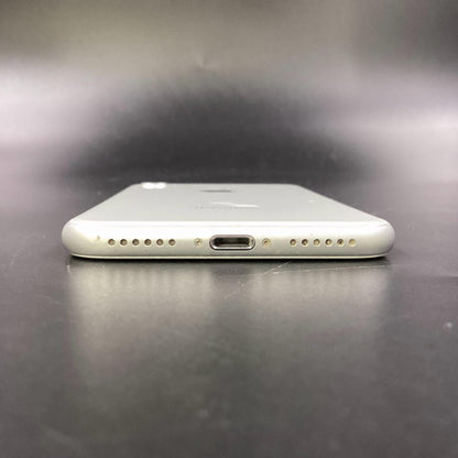 【全額返金保証】【最速発送】Apple iPhone iPhone 8 64GB シルバー docomo 白ロム 動作確認済 76%