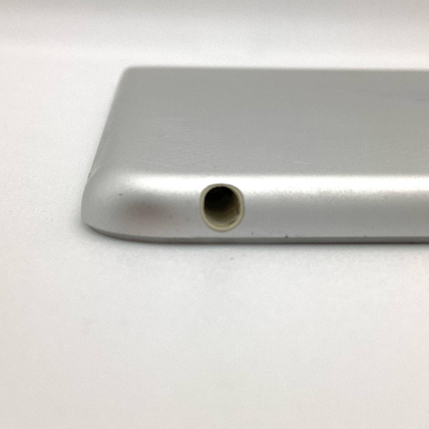 【全額返金保証】【最速発送】Apple iPad mini 7.9インチ 第4世代 16GB シルバー Wi-Fi 動作確認済