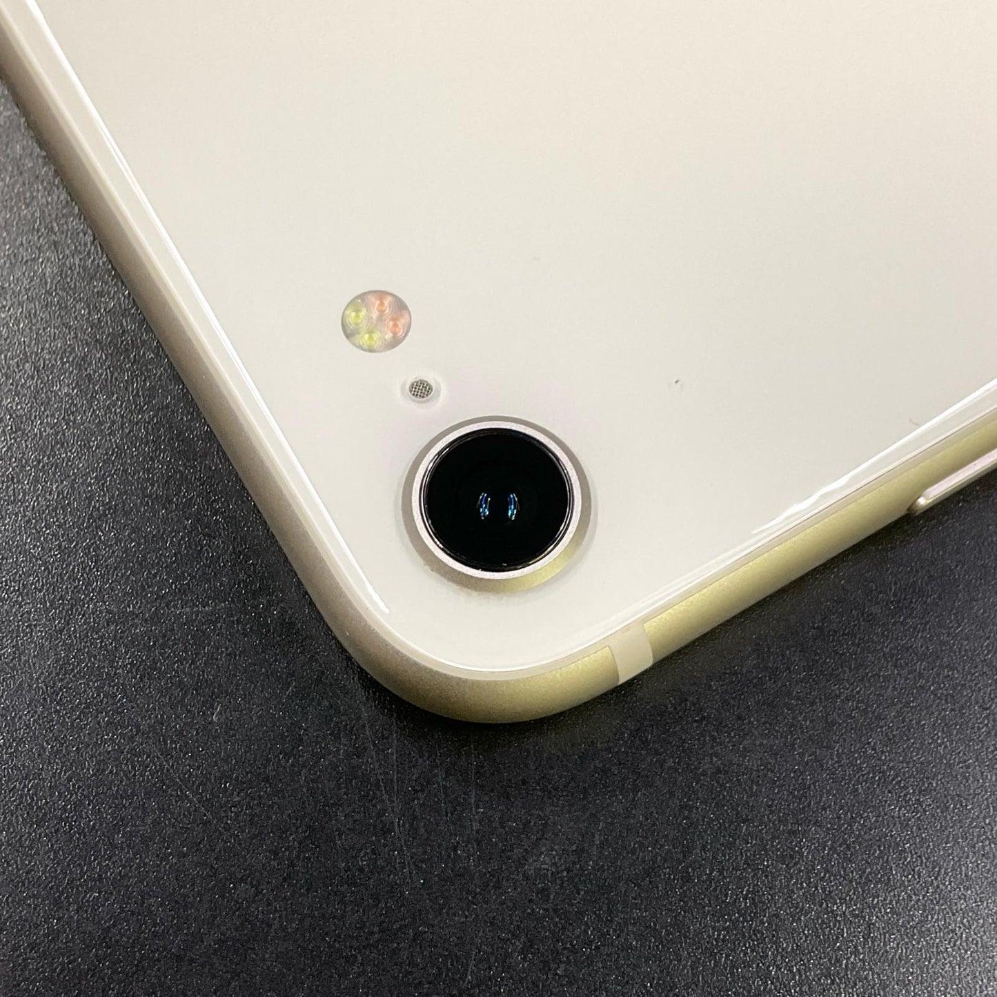 【全額返金保証】【最速発送】Apple iPhone iPhone SE（第3世代） 64GB スターライト docomo 白ロム 動作確認済 81%