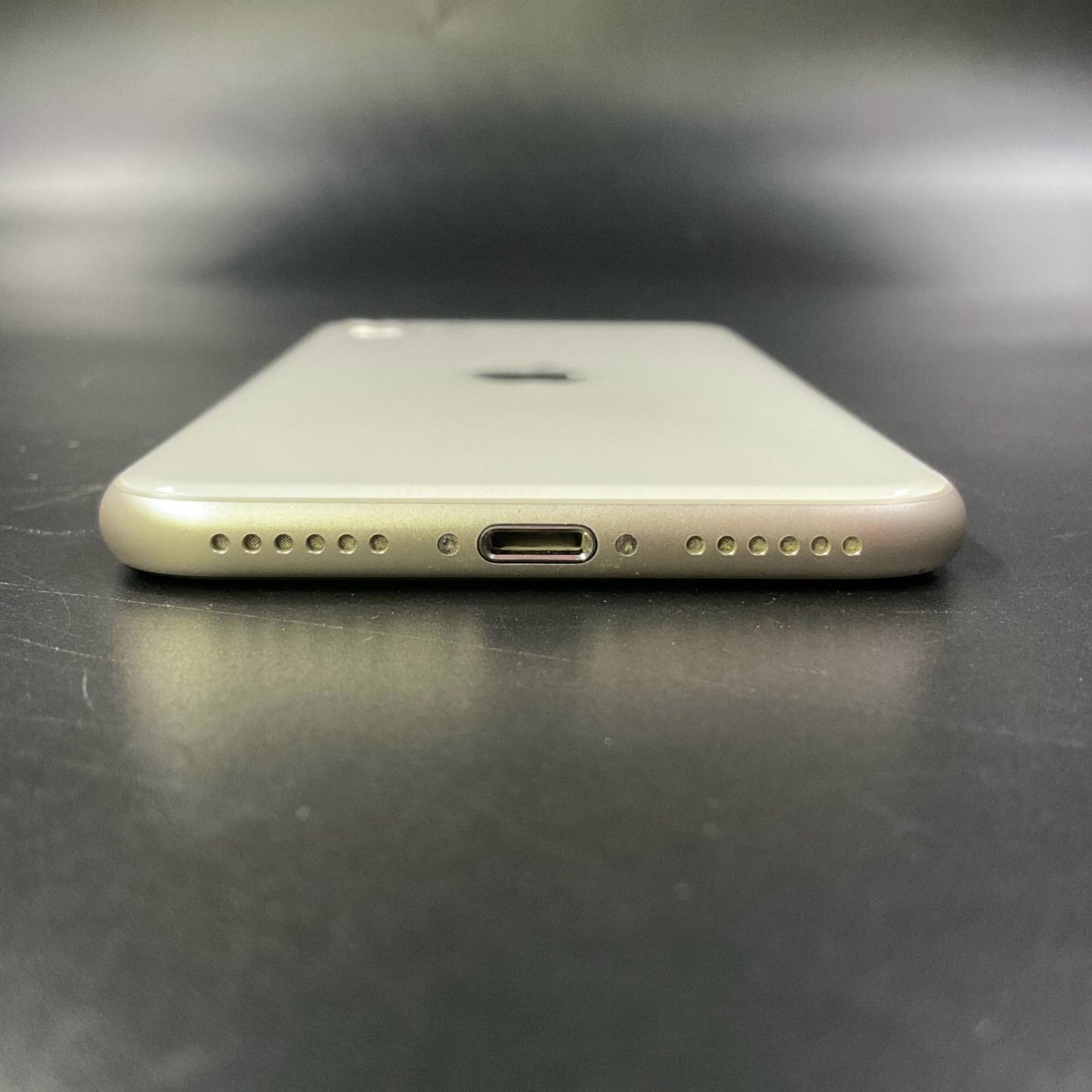 【全額返金保証】【最速発送】Apple iPhone iPhone SE（第3世代） 64GB スターライト docomo 白ロム 動作確認済 81%