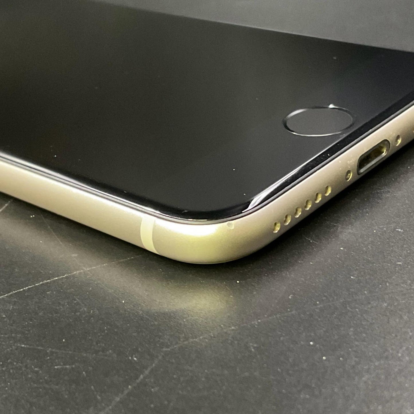 【全額返金保証】【最速発送】Apple iPhone iPhone SE（第3世代） 64GB スターライト docomo 白ロム 動作確認済 81%