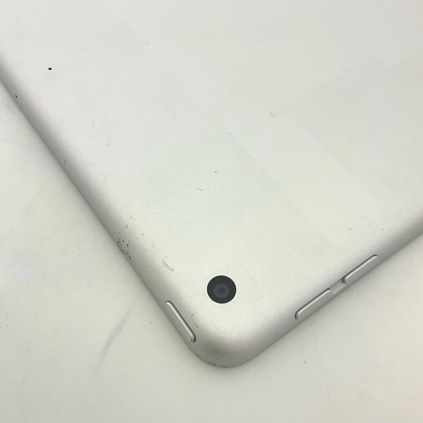 【最速発送】Apple iPad iPad 10.2インチ 第8世代 32GB シルバー Wi-Fi【難有】