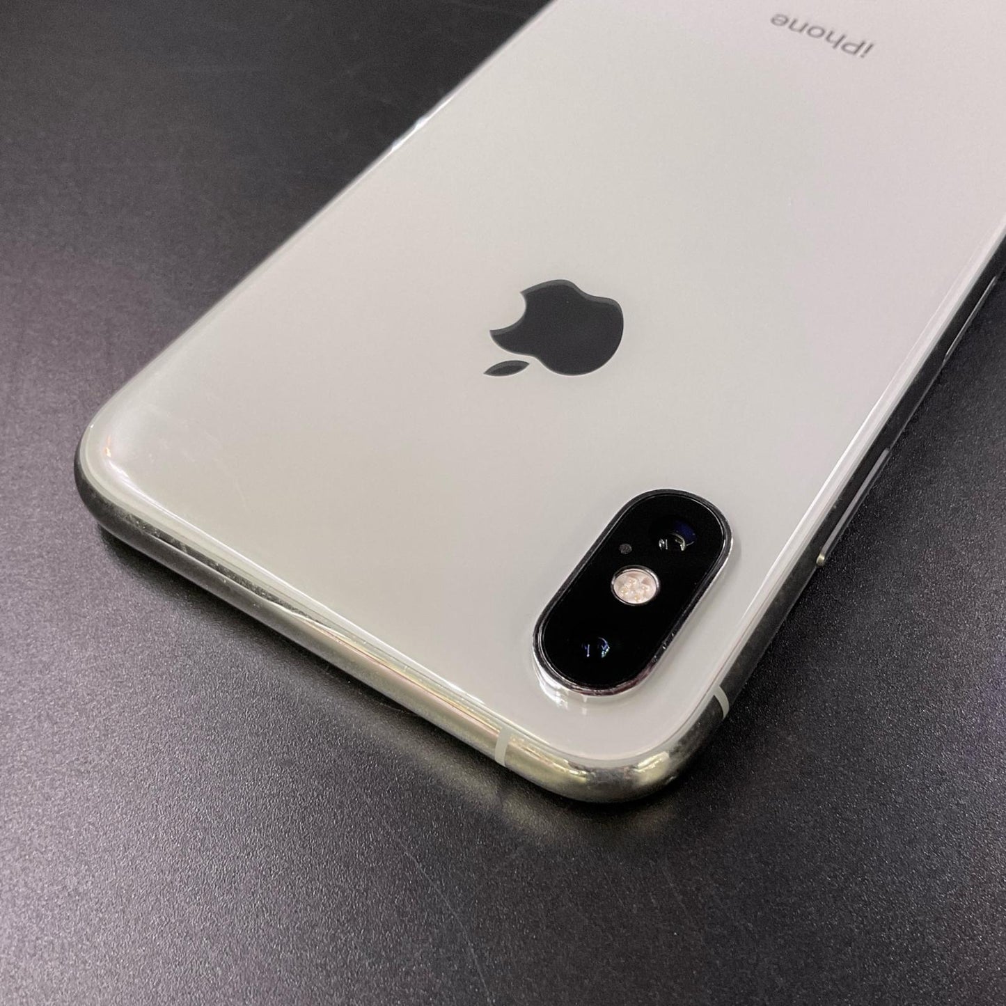【全額返金保証】【最速発送】Apple iPhone iPhone XS 64GB シルバー docomo 白ロム 動作確認済 80%