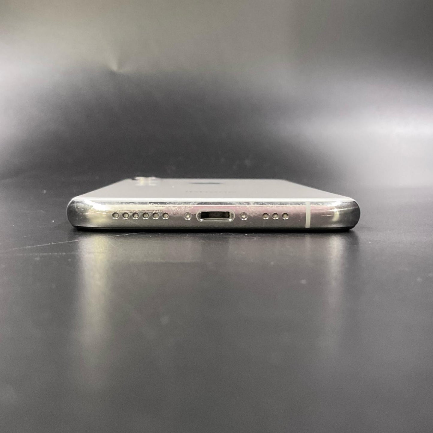 【全額返金保証】【最速発送】Apple iPhone iPhone XS 64GB シルバー docomo 白ロム 動作確認済 80%