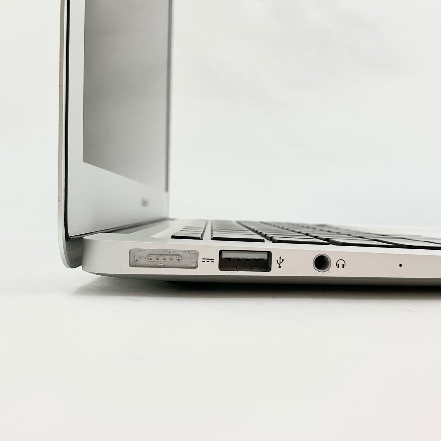 【全額返金保証】【最速発送】Apple MacBook Air 13.3インチ 2015 1.6GHz Intel Core i5 4GB SSD 128GB シルバー 93.7% 動作確認済