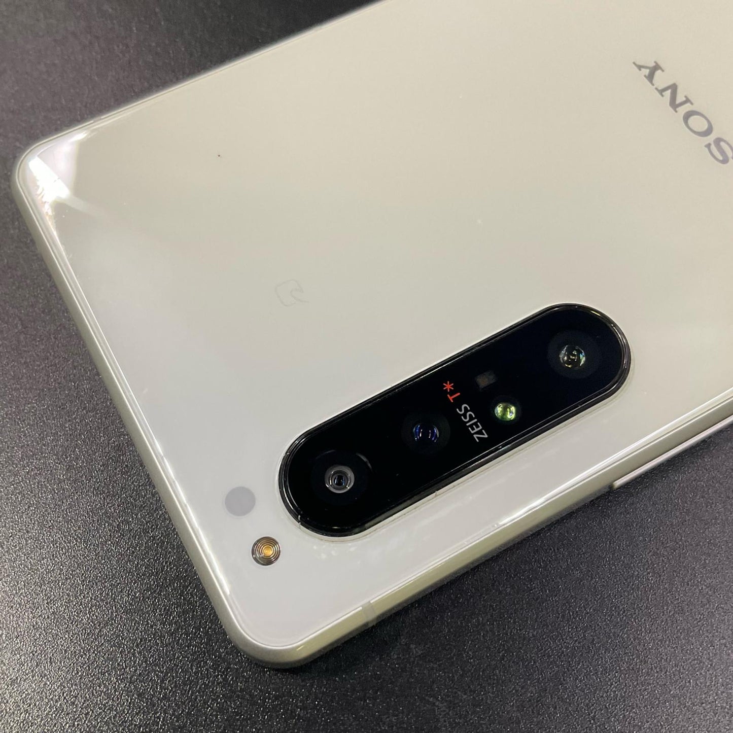 【全額返金保証】【最速発送】Sony Xperia 1 II 128GB White docomo SO51Aa 白ロム 動作確認済