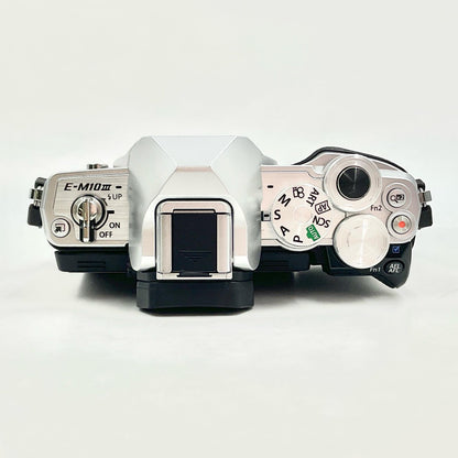 【全額返金保証】【最速発送】OLYMPUS デジタル一眼 OM-D E-M10 Mark III ボディ [シルバー] シルバー 動作確認済