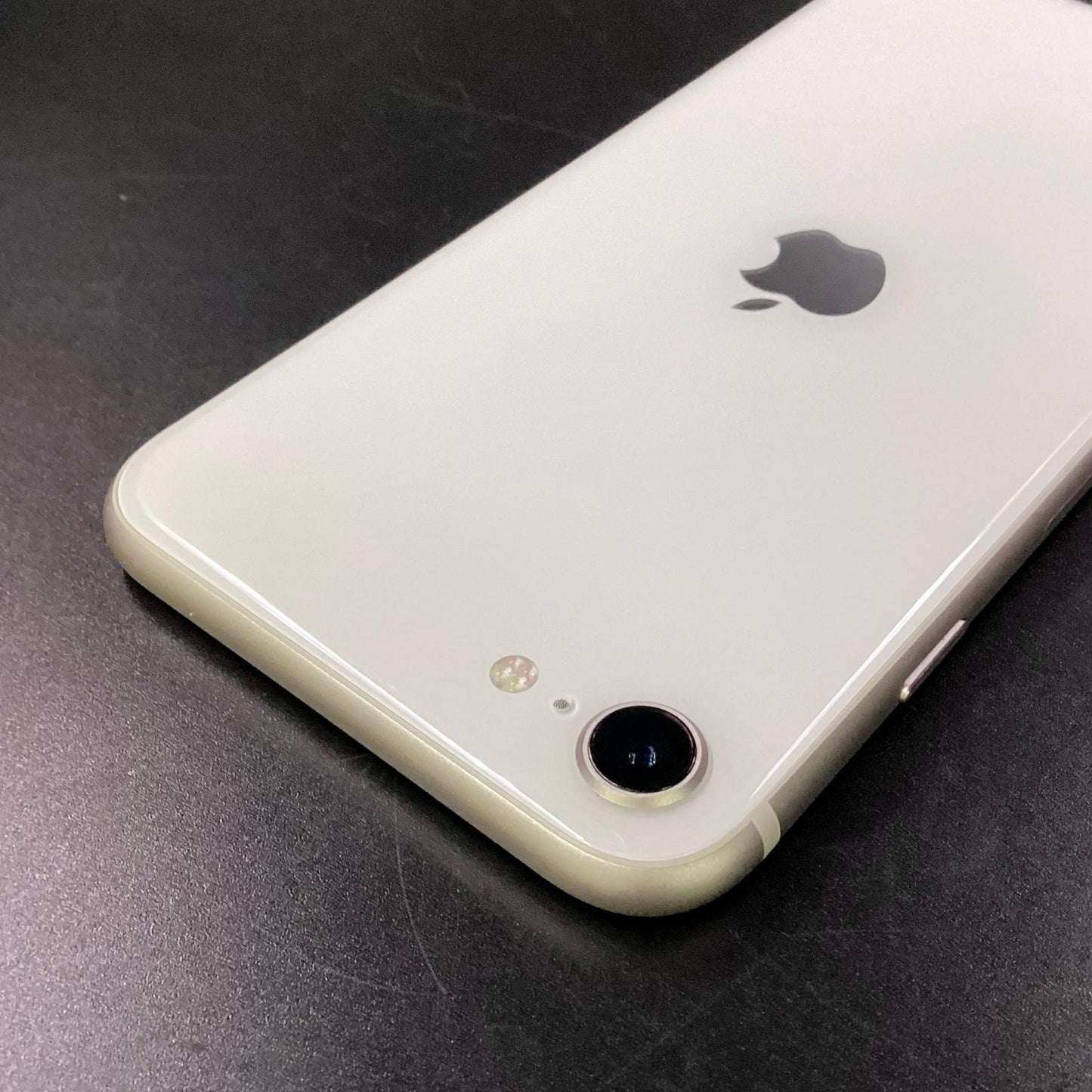 【全額返金保証】【最速発送】Apple iPhone iPhone SE（第3世代） 128GB スターライト au 白ロム 動作確認済 84%