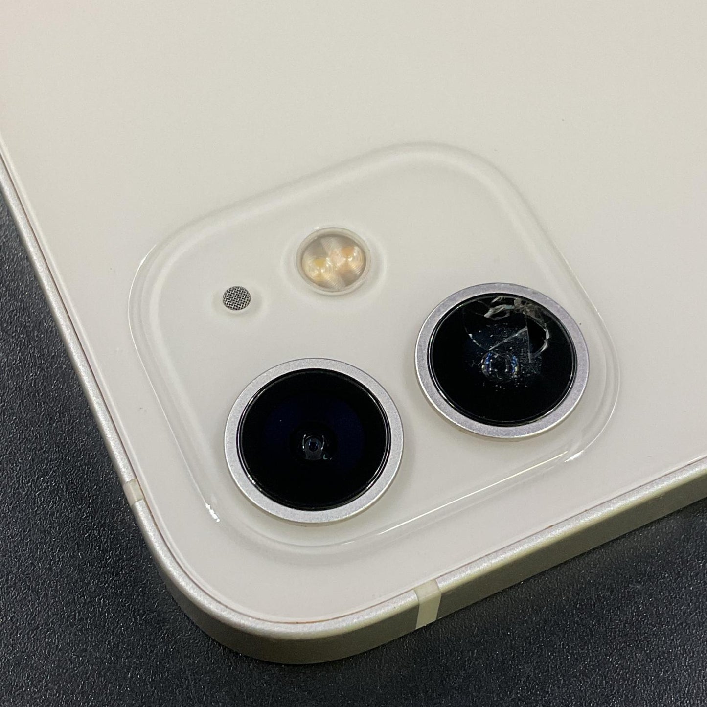 【最速発送】Apple iPhone iPhone 12 64GB ホワイト docomo 白ロム【難有】 77%