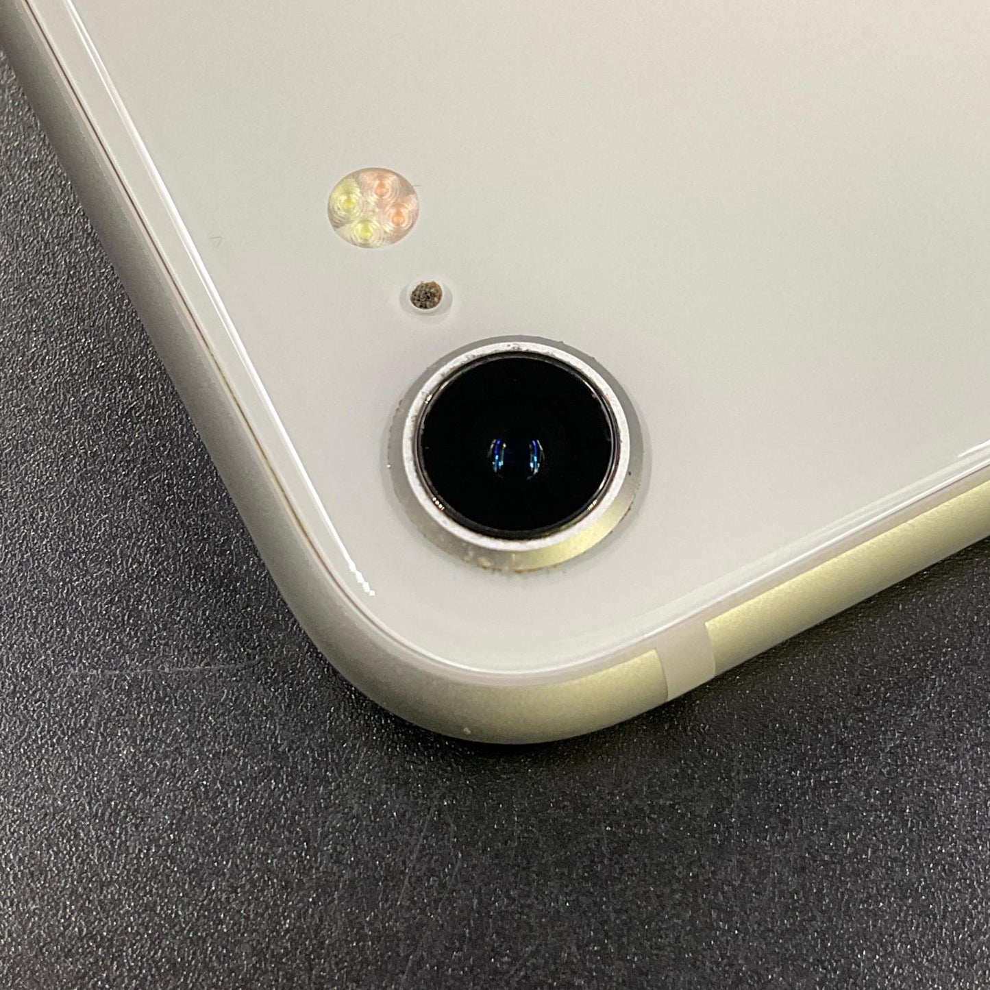 【全額返金保証】【最速発送】Apple iPhone iPhone 8 64GB シルバー docomo 白ロム 動作確認済 83%
