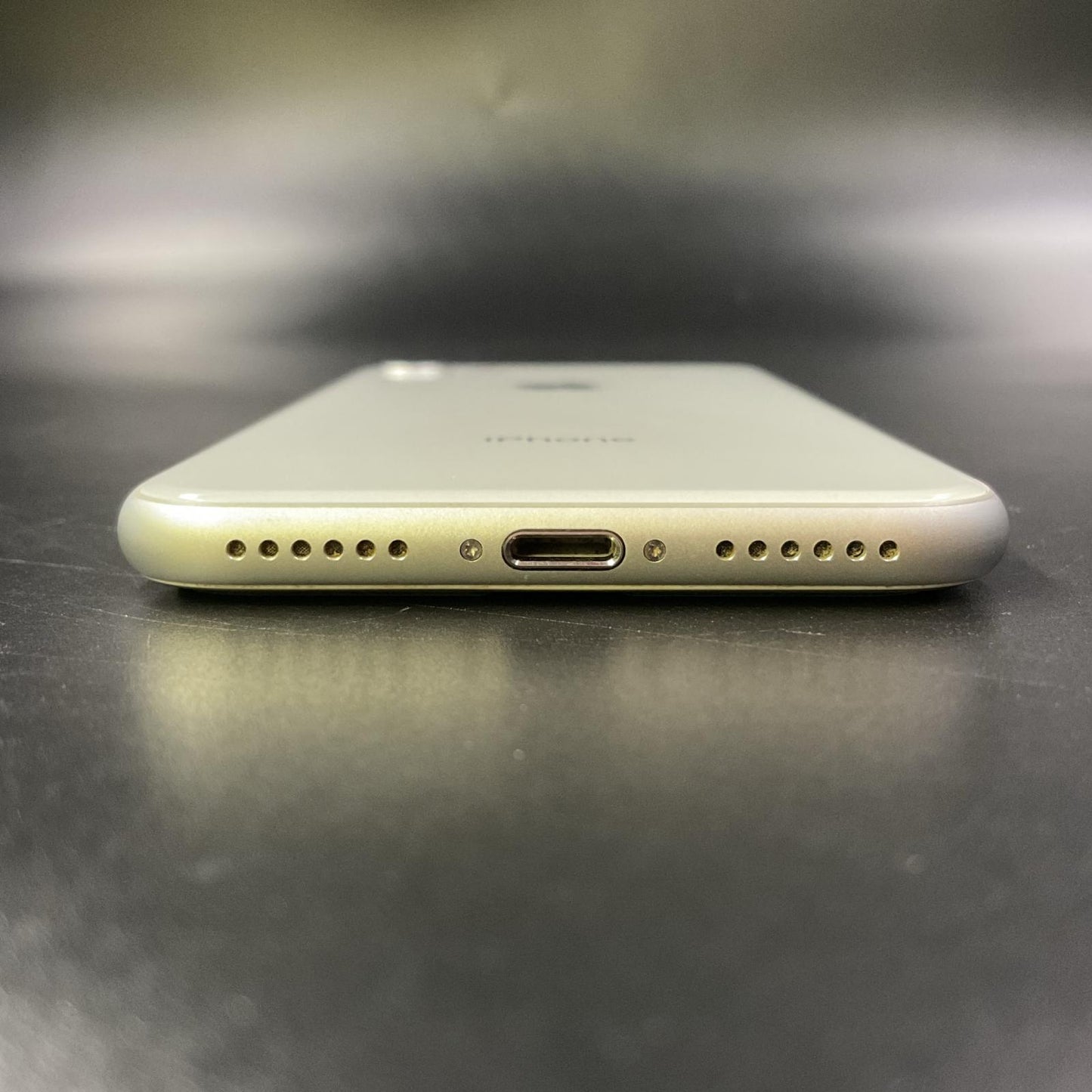 【全額返金保証】【最速発送】Apple iPhone iPhone 8 64GB シルバー docomo 白ロム 動作確認済 83%