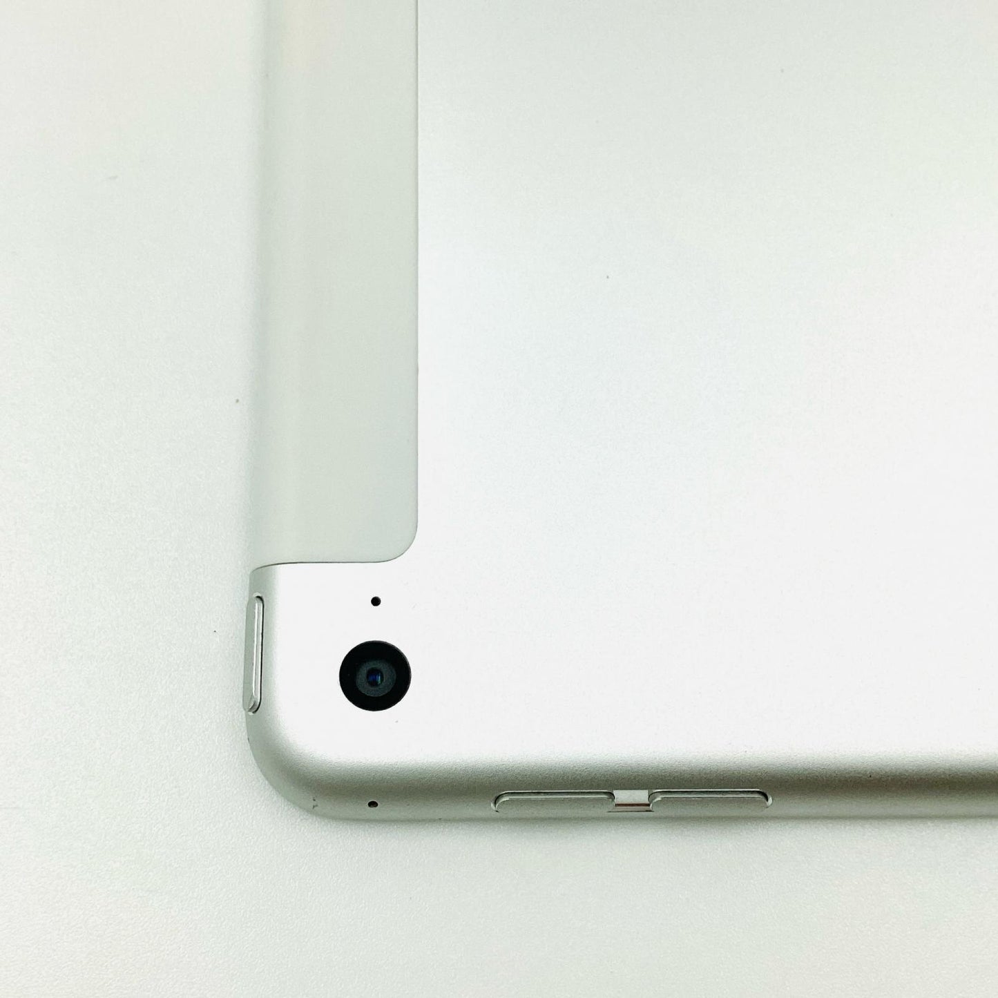 【最速発送】Apple iPad Air 9.7インチ 第2世代 64GB シルバー WiFi+Cellular docomo SIMフリー 白ロム【難有】