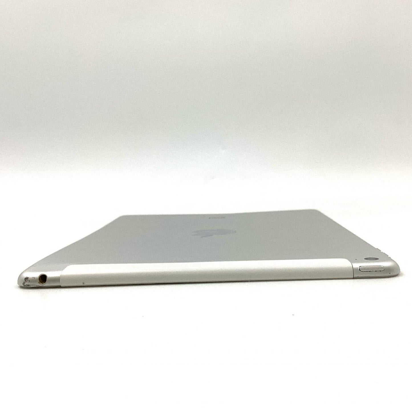 【最速発送】Apple iPad Air 9.7インチ 第2世代 64GB シルバー WiFi+Cellular docomo SIMフリー 白ロム【難有】