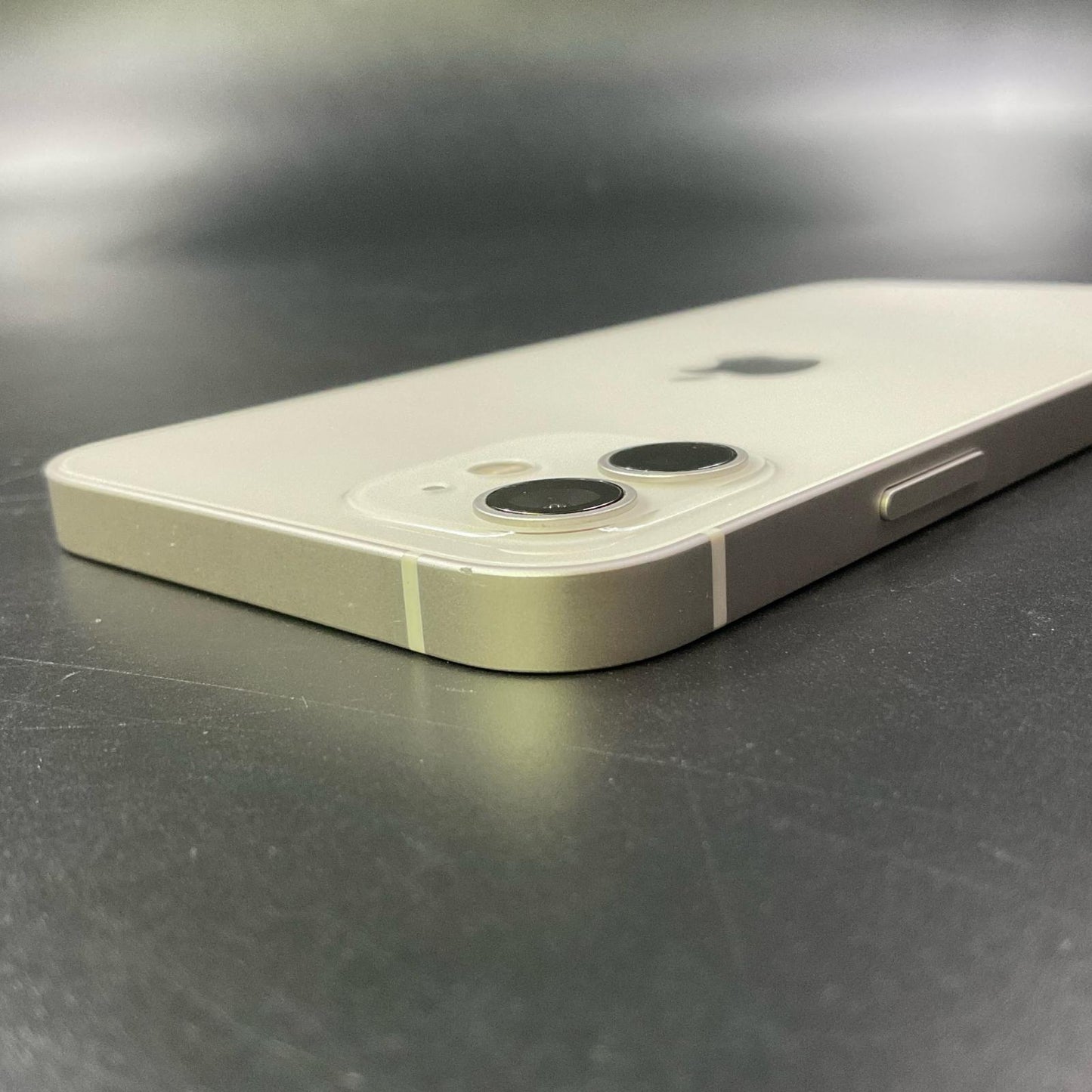 【全額返金保証】【最速発送】Apple iPhone iPhone 12 64GB ホワイト docomo 白ロム 動作確認済 77%