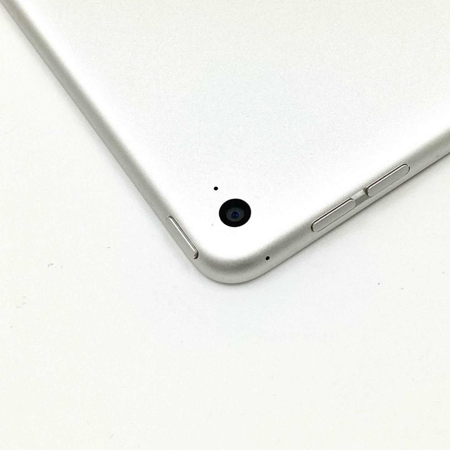 【全額返金保証】【最速発送】Apple iPad Air 9.7インチ 第2世代 64GB シルバー Wi-Fi 白ロム 動作確認済