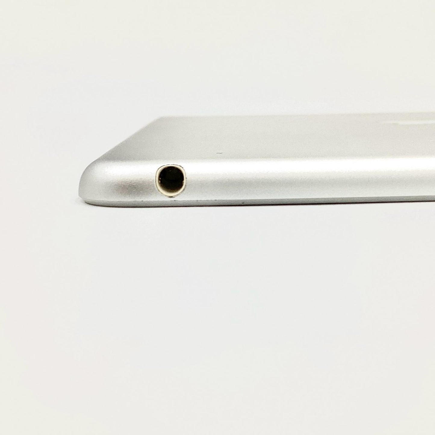 【全額返金保証】【最速発送】Apple iPad Air 9.7インチ 第2世代 64GB シルバー Wi-Fi 白ロム 動作確認済