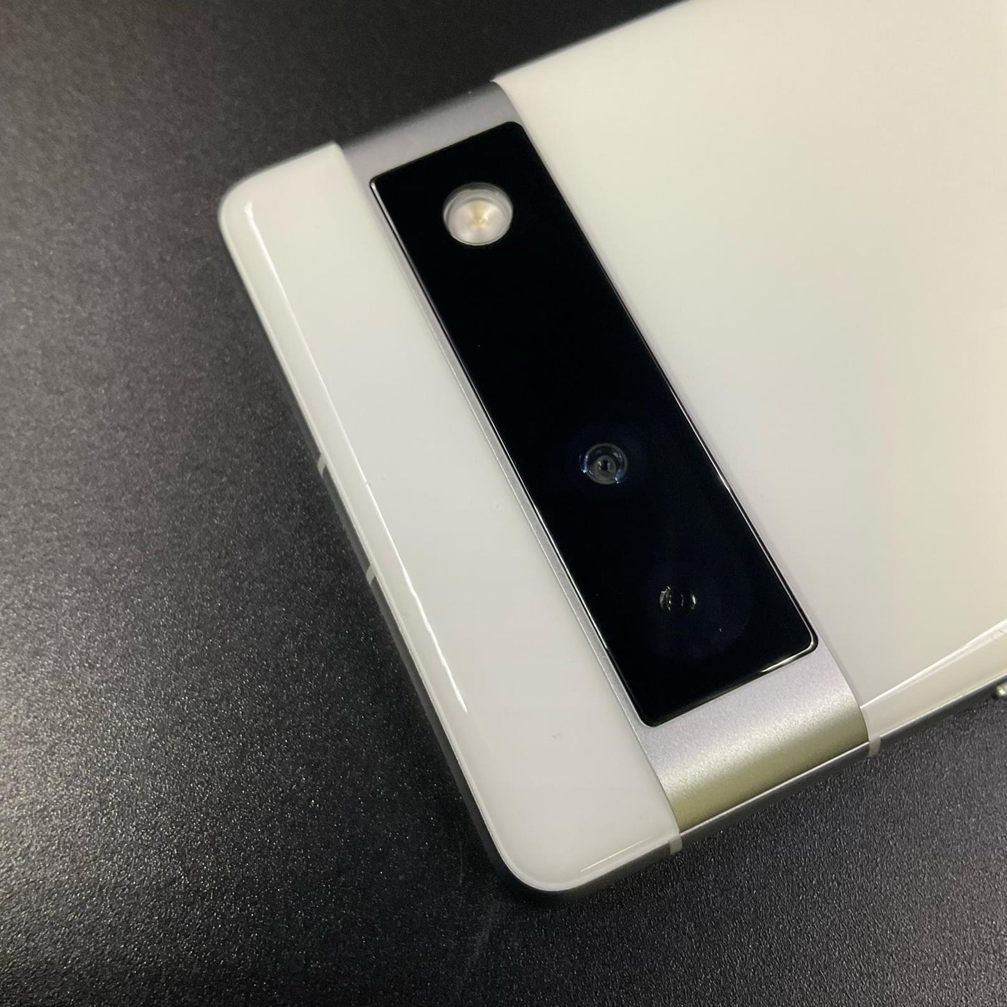 【全額返金保証】【最速発送】Google Pixel 7a 128GB Snow docomo SIMフリー 超美品 動作確認済