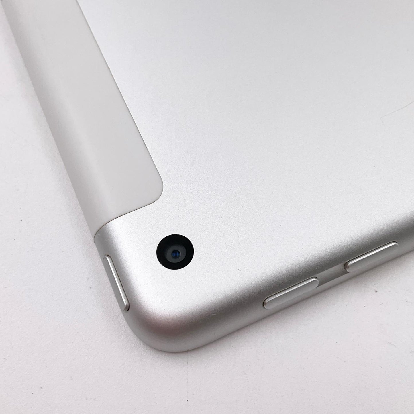 【全額返金保証】【最速発送】Apple iPad iPad 9.7インチ 第6世代 32GB シルバー WiFi+Cellular docomo 白ロム 動作確認済