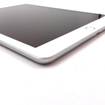 【全額返金保証】【最速発送】Apple iPad iPad 9.7インチ 第6世代 32GB シルバー WiFi+Cellular docomo 白ロム 動作確認済
