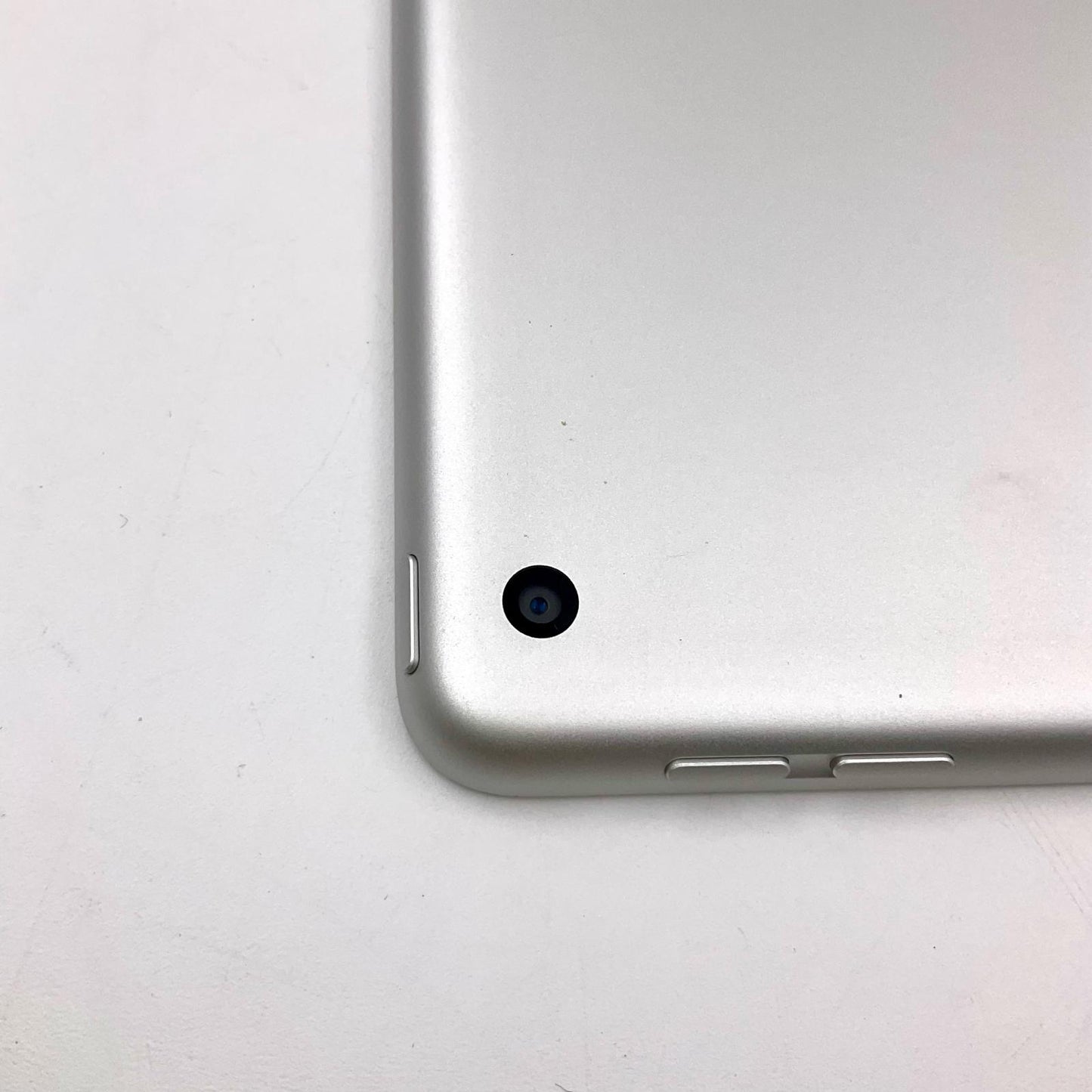 【全額返金保証】【最速発送】Apple iPad iPad 10.2インチ 第9世代 64GB シルバー Wi-Fi 動作確認済