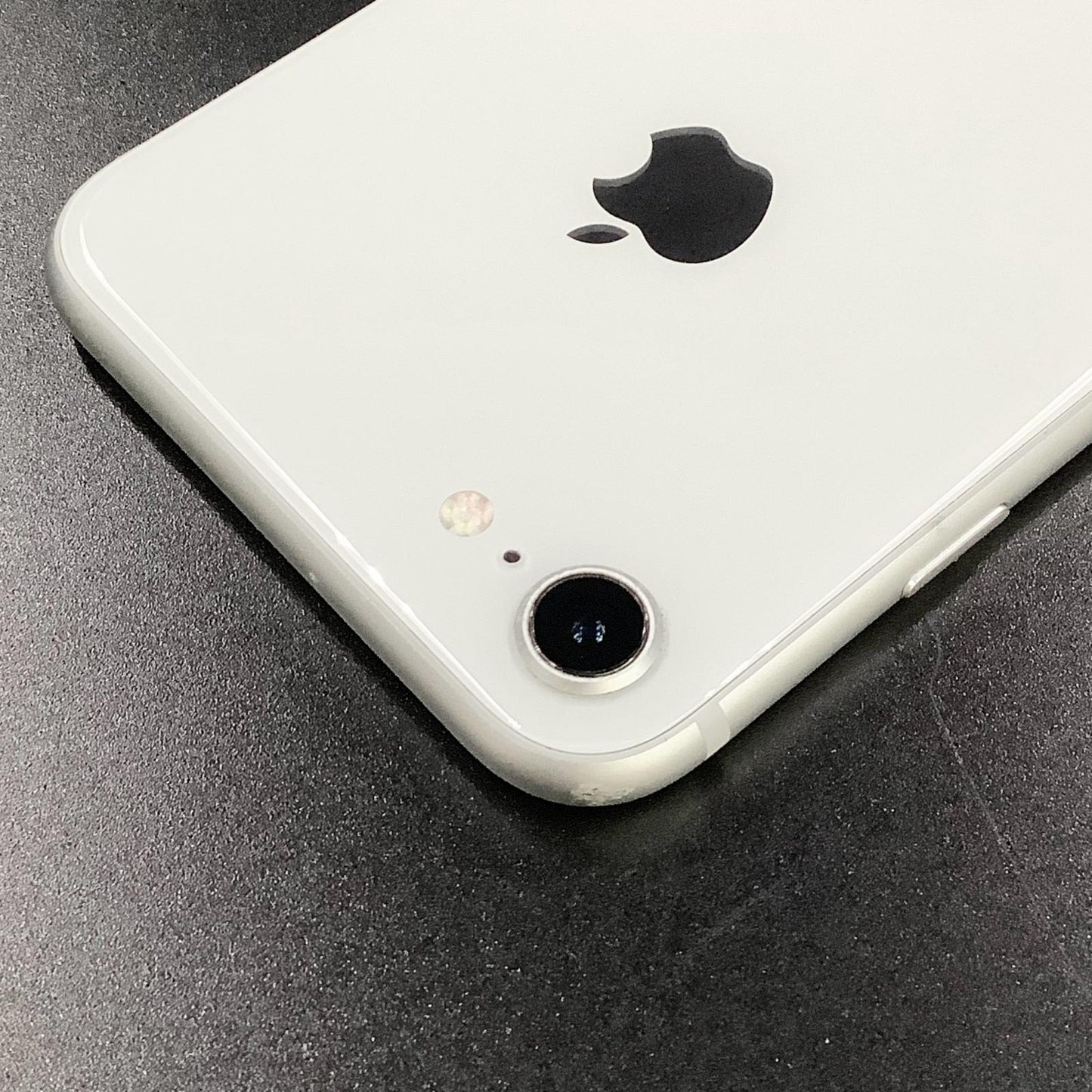 【全額返金保証】【最速発送】Apple iPhone iPhone 8 64GB シルバー docomo 白ロム 動作確認済 78%