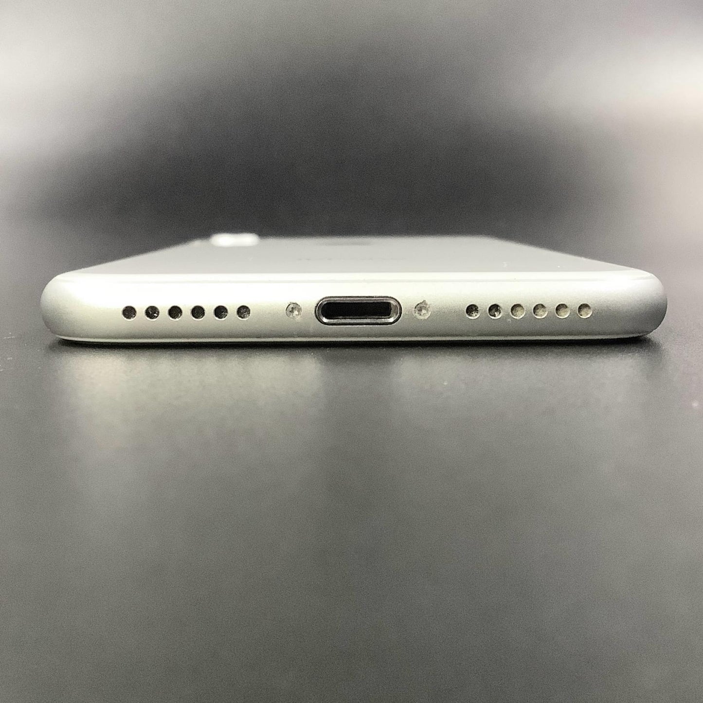 【全額返金保証】【最速発送】Apple iPhone iPhone 8 64GB シルバー docomo 白ロム 動作確認済 78%