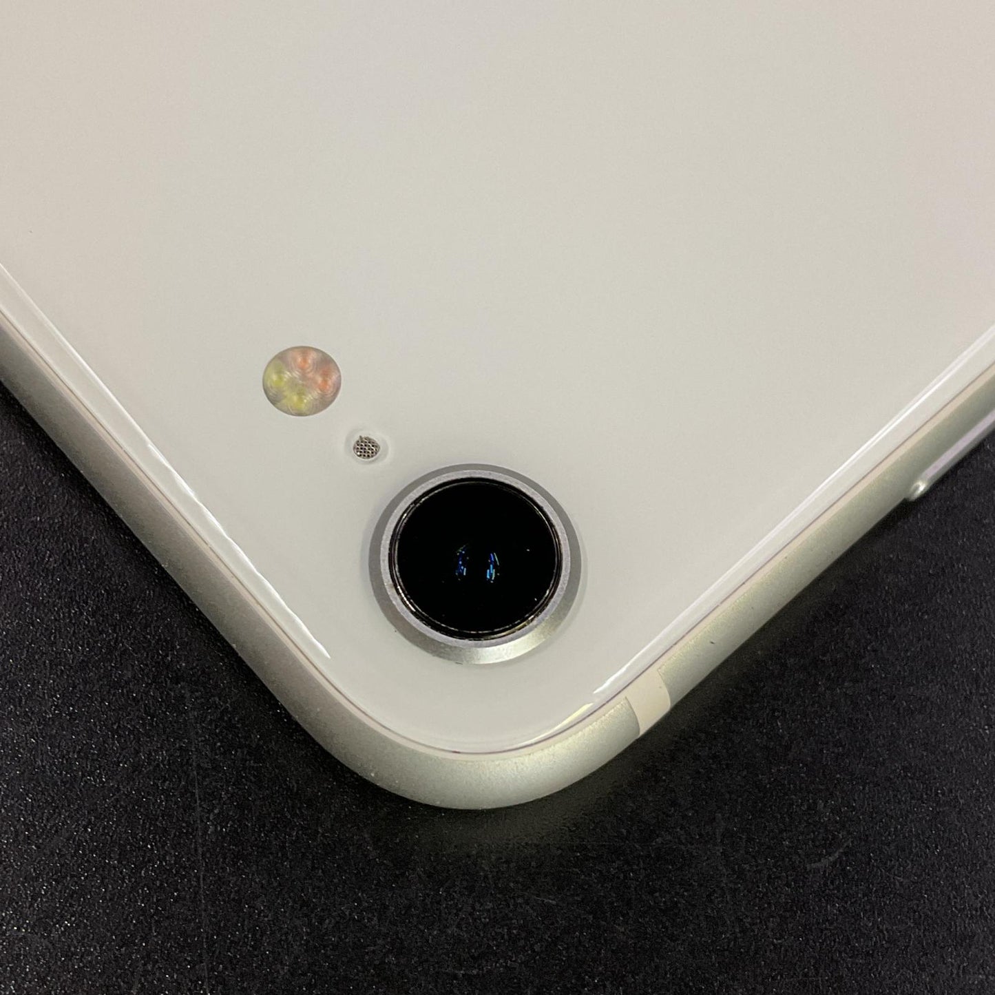 【全額返金保証】【最速発送】Apple iPhone iPhone SE（第2世代） 128GB ホワイト au 白ロム 動作確認済 79%