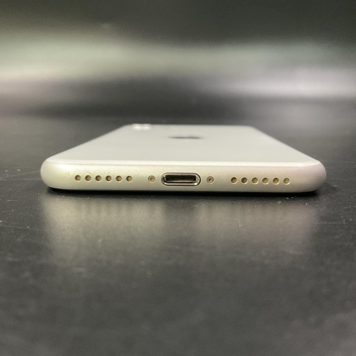 【全額返金保証】【最速発送】Apple iPhone iPhone SE（第2世代） 128GB ホワイト au 白ロム 動作確認済 79%