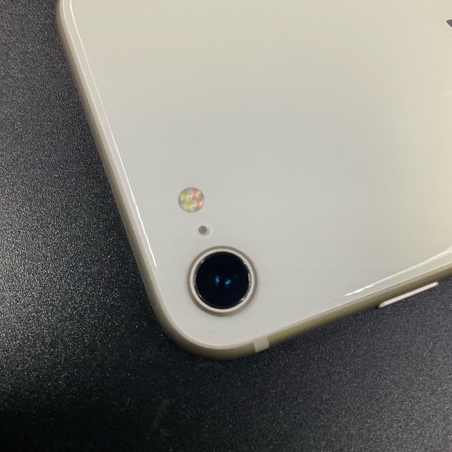 【全額返金保証】【最速発送】Apple iPhone iPhone SE（第3世代） 64GB スターライト Softbank SIMフリー 白ロム 動作確認済 77%
