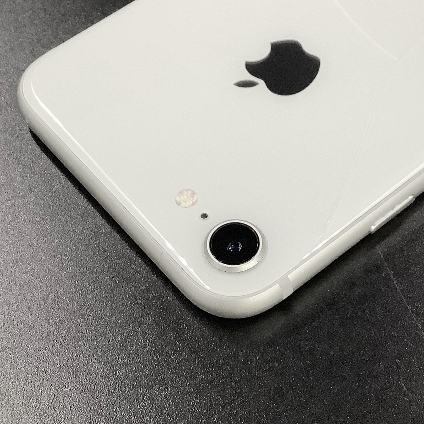 【最速発送】Apple iPhone iPhone 8 64GB シルバー docomo 白ロム【難有】 57%