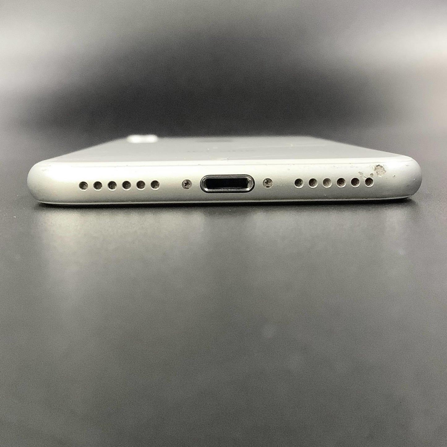 【最速発送】Apple iPhone iPhone 8 64GB シルバー docomo 白ロム【難有】 57%